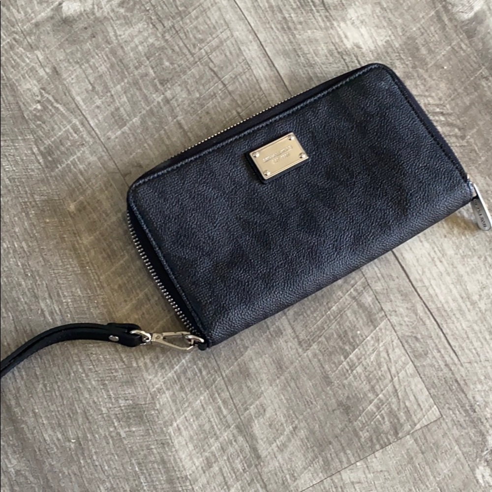 Michael kors wristlet